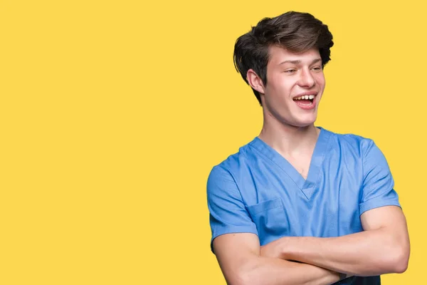 Mladý Lékař Lékařské Uniformě Nad Samostatný Pozadí Šťastný Obličej Úsměvem — Stock fotografie