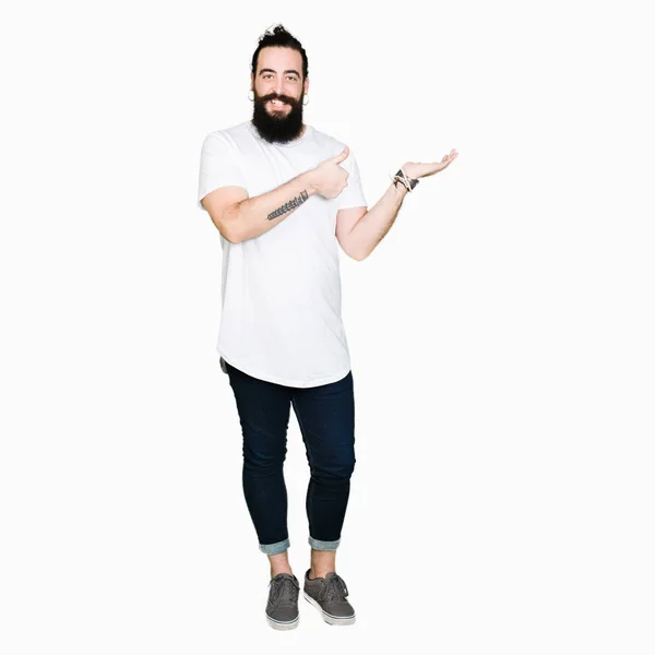 Joven Hipster Hombre Con Pelo Largo Barba Con Camiseta Blanca —  Fotos de Stock