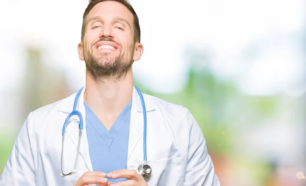 Bello Medico Uomo Indossa Uniforme Medica Sfondo Isolato Mani Insieme — Foto Stock