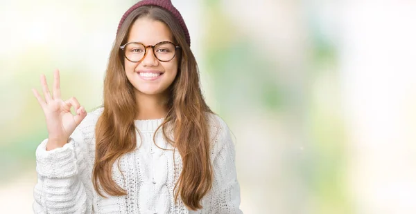 Giovane Bella Donna Hipster Bruna Indossa Occhiali Cappello Invernale Sfondo — Foto Stock