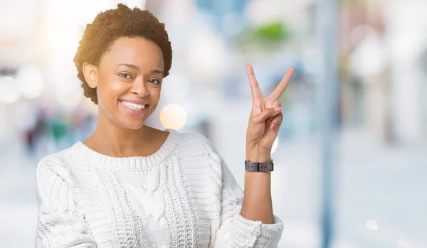 Vackra Unga Afroamerikanska Kvinnan Bär Tröja Över Isolerade Bakgrund Leende — Stockfoto