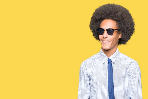 Unga Afroamerikanska Affärsman Med Afro Hår Bär Solglasögon Tittar Bort — Stockfoto