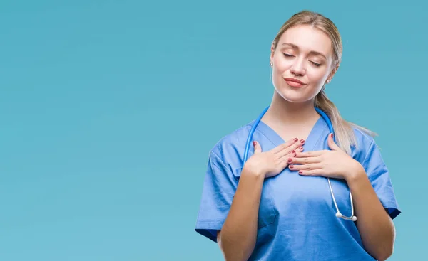 Giovane Chirurgo Bionda Medico Donna Sfondo Isolato Sorridente Con Mani — Foto Stock