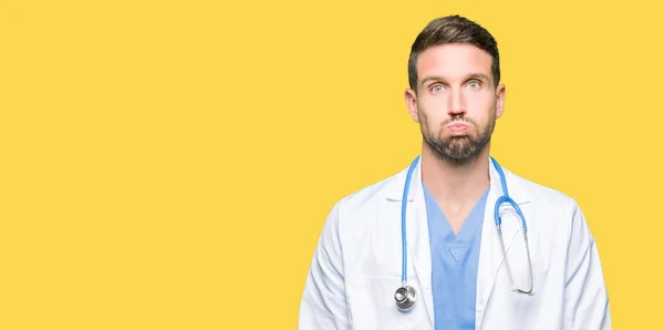 Stilig Läkare Man Bär Medicinsk Uniform Över Isolerade Bakgrund Pustande — Stockfoto