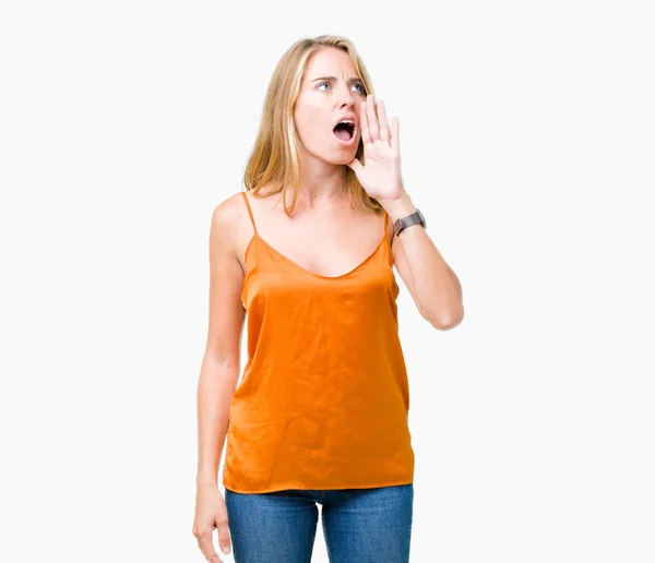 Schöne Junge Frau Orangefarbenem Hemd Über Isoliertem Hintergrund Schreit Und — Stockfoto