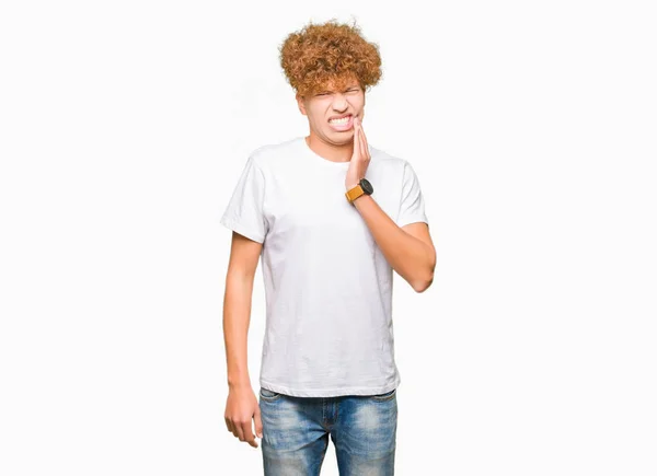 Όμορφος Νεαρός Άφρο Μαλλιά Φορώντας Περιστασιακή Λευκό Shirt Αγγίζουν Στόμα — Φωτογραφία Αρχείου