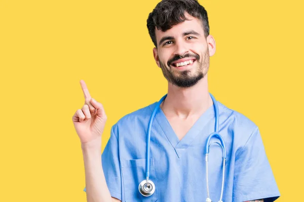 Joven Enfermero Guapo Con Uniforme Cirujano Sobre Fondo Aislado Con — Foto de Stock