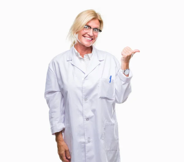 Medioevo Donna Terapeuta Bionda Indossa Cappotto Bianco Sfondo Isolato Sorridente — Foto Stock