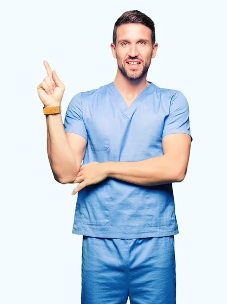 Hombre Guapo Doctor Vistiendo Uniforme Médico Sobre Fondo Aislado Con — Foto de Stock