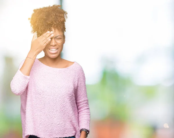 Hermosa Mujer Afroamericana Joven Con Gafas Sobre Fondo Aislado Bostezando — Foto de Stock