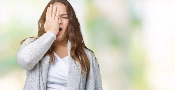 Vackra Storlek Ung Kvinna Bär Vinterjacka Över Isolerade Bakgrund Yawning — Stockfoto