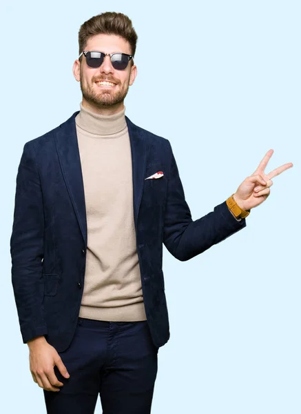 Joven Hombre Elegante Guapo Con Gafas Sol Sonriendo Con Cara — Foto de Stock