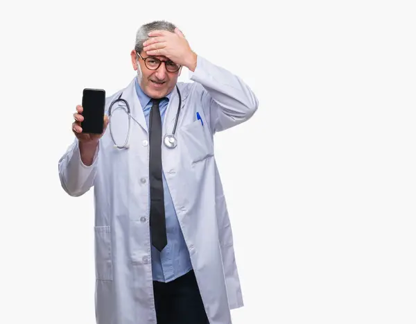 Bonito Médico Sênior Mostrando Tela Smarpthone Sobre Fundo Isolado Estressado — Fotografia de Stock