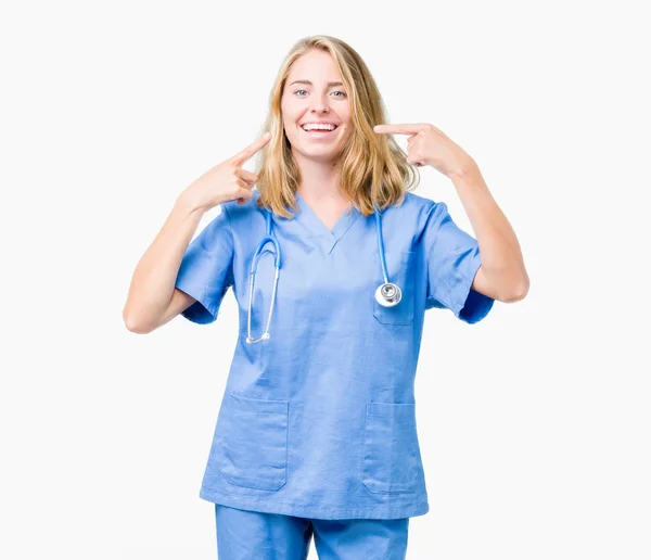 Hermosa Mujer Doctora Joven Con Uniforme Médico Sobre Fondo Aislado — Foto de Stock