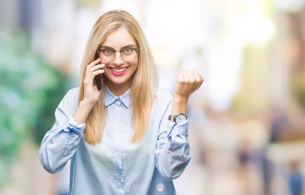 Junge Schöne Blonde Geschäftsfrau Ruft Auf Smartphone Über Isolierten Hintergrund — Stockfoto