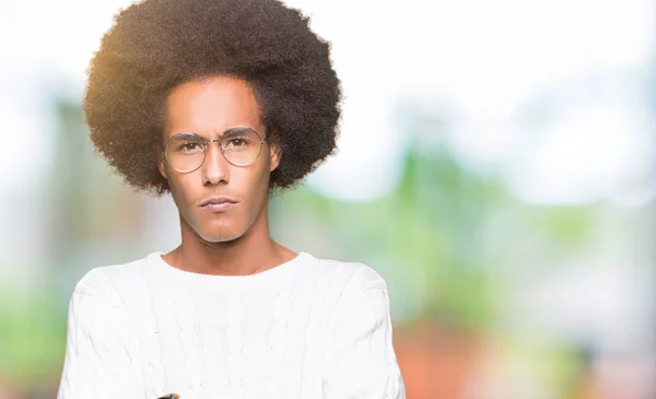 Afrikalı Amerikalı Genç Afro Saçlı Gözlük Şüpheci Sinir Onaylamayan Ifade — Stok fotoğraf