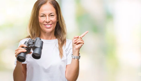 Mujer Hispana Mediana Edad Mirando Través Binoculares Sobre Fondo Aislado — Foto de Stock