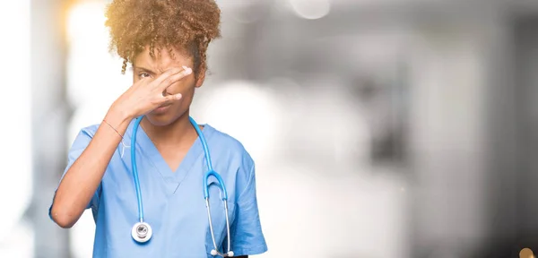 Jovem Médica Afro Americana Sobre Fundo Isolado Cheirando Algo Fedorento — Fotografia de Stock