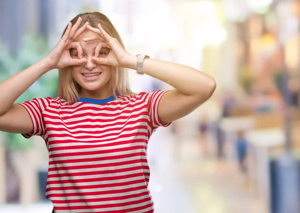 Jonge Kaukasische Vrouw Geïsoleerde Achtergrond Doen Gebaar Als Verrekijker Steken — Stockfoto