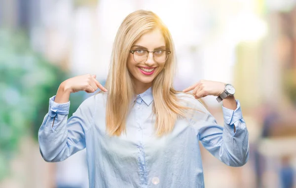 Ung Vacker Blond Affärskvinna Glasögon Över Isolerade Bakgrund Ser Självsäker — Stockfoto