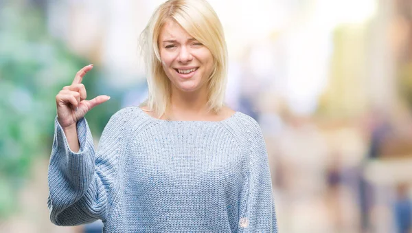 Junge Schöne Blonde Frau Trägt Winterpullover Über Isoliertem Hintergrund Lächelnd — Stockfoto