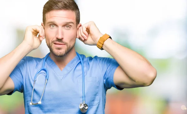 Homem Médico Bonito Vestindo Uniforme Médico Sobre Fundo Isolado Cobrindo — Fotografia de Stock