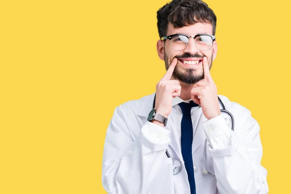 Jovem Médico Homem Vestindo Casaco Hospital Sobre Fundo Isolado Sorrindo — Fotografia de Stock