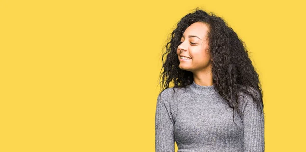 Menina Bonita Nova Com Cabelo Encaracolado Olhando Para Lado Com — Fotografia de Stock