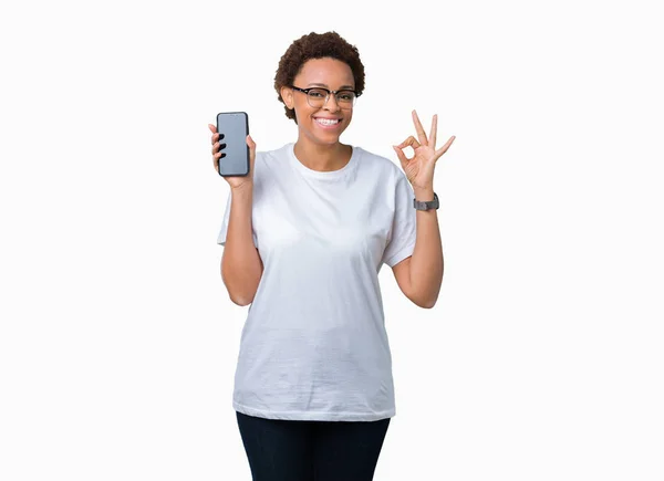 Jovem Afro Americana Mostrando Tela Smartphone Sobre Fundo Isolado Fazendo — Fotografia de Stock