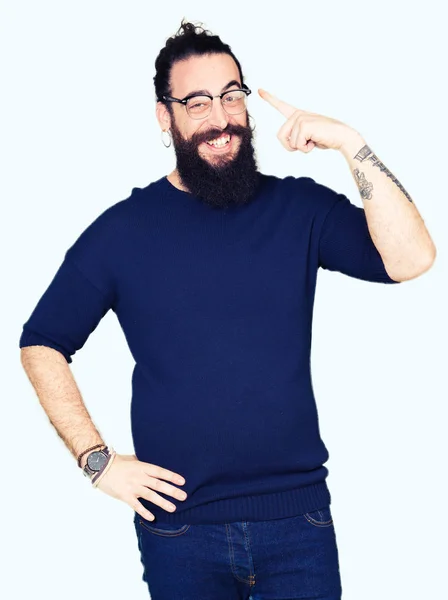 Homem Jovem Hipster Com Cabelos Longos Barba Usando Óculos Sorrindo — Fotografia de Stock