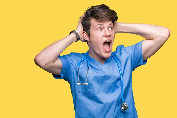 Jonge Dokter Dragen Medische Uniform Achtergrond Crazy Geïsoleerd Bang Met — Stockfoto