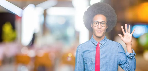 眼鏡と赤いネクタイ示し指数自信を持って 幸せな笑みを浮かべている間五上向きアフロの髪の若いアフリカ系アメリカ人ビジネス男 — ストック写真