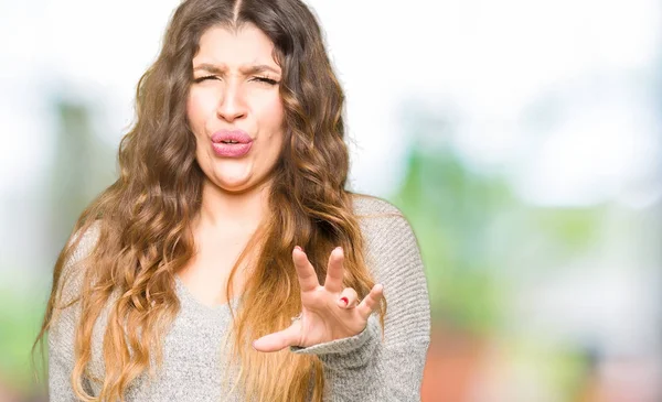 Junge Schöne Frau Winterkleid Angeekelten Ausdruck Ungehalten Und Ängstlich Dabei — Stockfoto