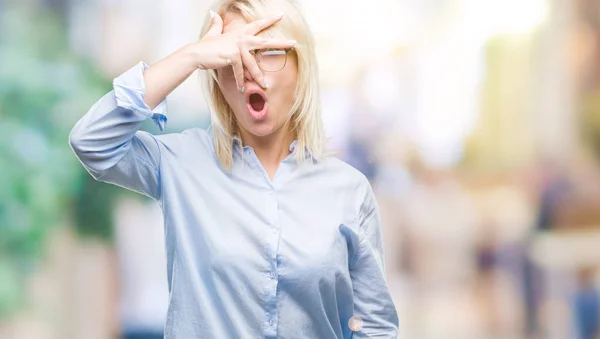 Ung Vacker Blond Affärskvinna Glasögon Över Isolerade Bakgrund Kikar Chock — Stockfoto