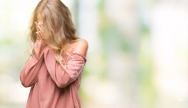 Schöne Junge Blonde Frau Vor Isoliertem Hintergrund Mit Traurigem Gesichtsausdruck — Stockfoto