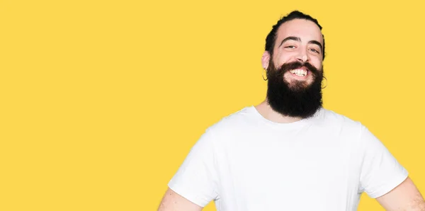 Joven Hombre Hipster Con Pelo Largo Barba Con Camiseta Blanca — Foto de Stock