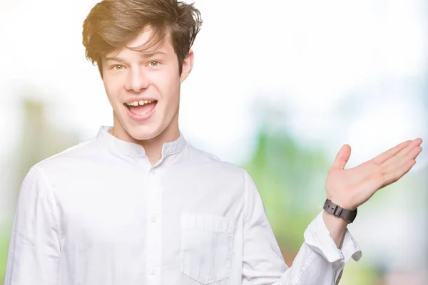 Junger Gutaussehender Geschäftsmann Über Isoliertem Hintergrund Der Fröhlich Lächelnd Präsentiert — Stockfoto
