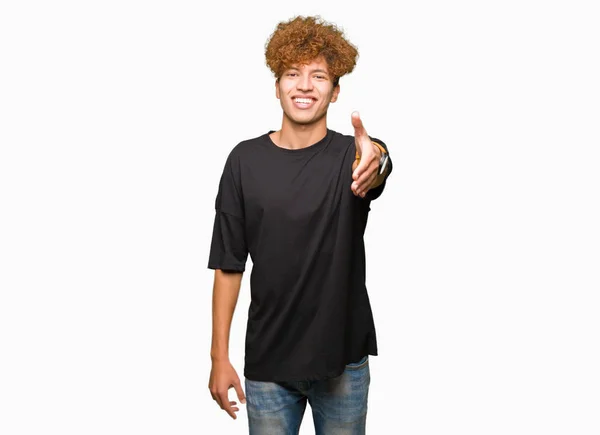 Jovem Homem Bonito Com Cabelo Afro Vestindo Shirt Preta Sorrindo — Fotografia de Stock