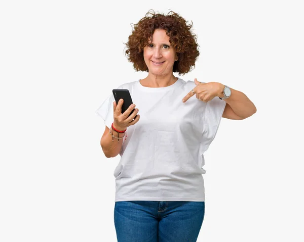 Seniorin Mittleren Alters Benutzt Und Textet Mit Smartphone Über Isolierten — Stockfoto
