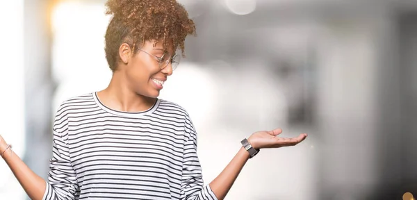 Mooie Jonge African American Vrouw Het Dragen Van Bril Geïsoleerd — Stockfoto