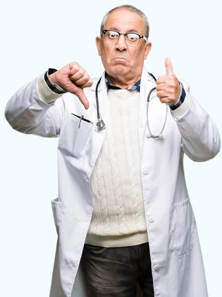 Bel Dottore Anziano Che Indossa Cappotto Medico Che Pollice Giù — Foto Stock