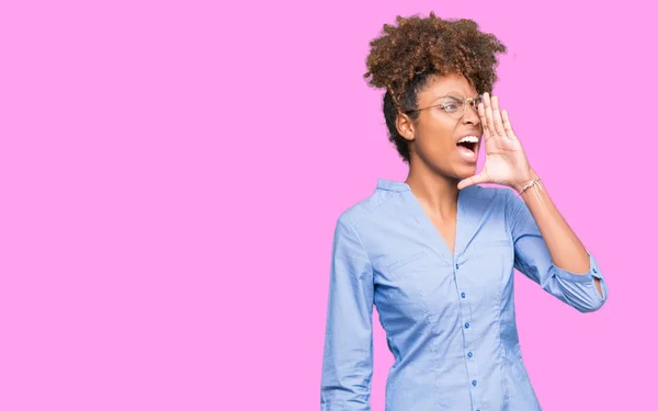 Linda Jovem Mulher Negócios Afro Americana Sobre Fundo Isolado Gritando — Fotografia de Stock