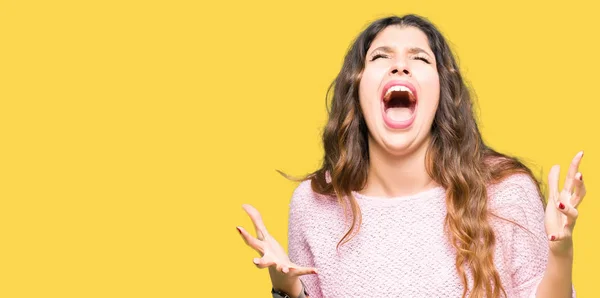 Gyönyörű Fiatal Visel Rózsaszín Pulóver Őrült Őrült Kiabálás Ordítás Agresszív — Stock Fotó