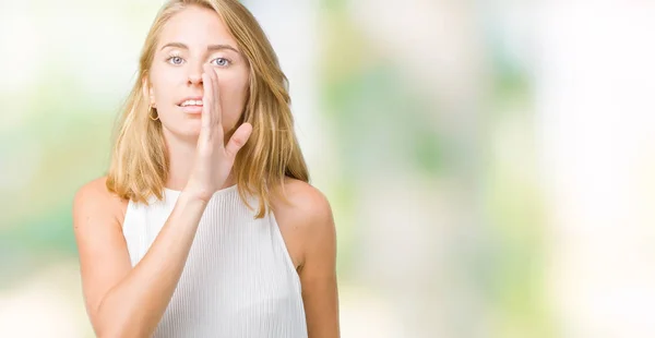 Mooie Elegante Jongedame Geïsoleerde Achtergrond Hand Mond Vertellen Geheime Gerucht — Stockfoto