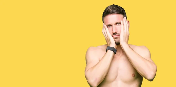 Bello Uomo Senza Camicia Che Mostra Petto Nudo Mani Stanche — Foto Stock