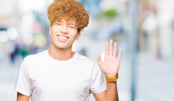 Mladý Pohledný Muž Afro Vlasy Nosí Ležérní Bílé Tričko Waiving — Stock fotografie