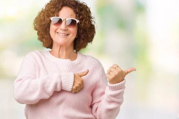 Bella Donna Anziana Mezza Età Indossa Maglione Rosa Occhiali Sole — Foto Stock