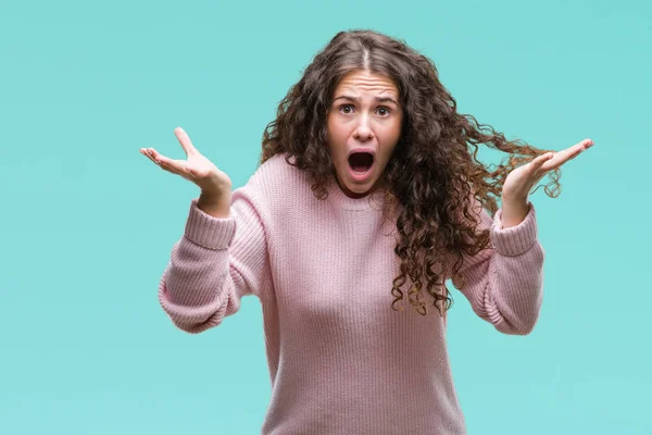 Bella Bruna Capelli Ricci Giovane Ragazza Indossa Maglione Invernale Rosa — Foto Stock