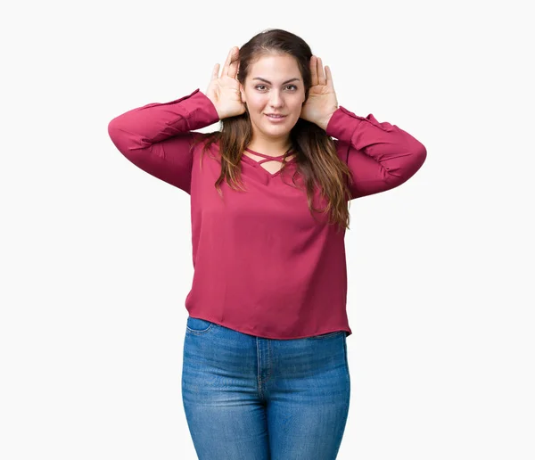 美丽加上大小的年轻女子在孤立的背景试图听到双手对耳朵的手势 好奇八卦 听力问题 — 图库照片