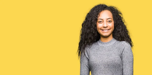 Jeune Belle Fille Aux Cheveux Bouclés Avec Sourire Heureux Cool — Photo